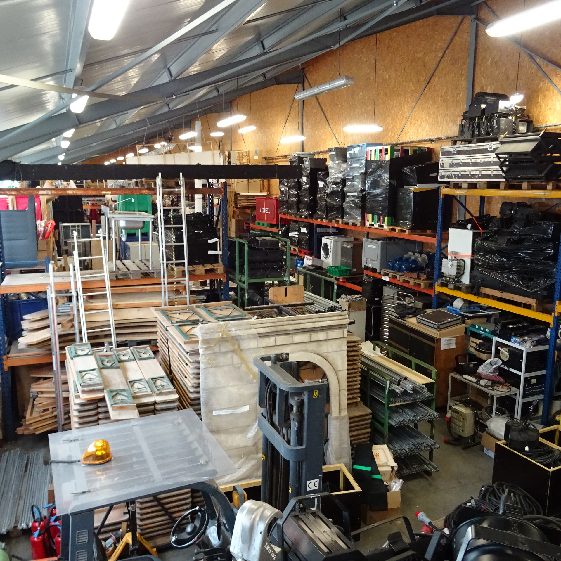 Vue de l'espace de stockage de La Ressourcerie Culturelle, à Montaigu-Vendée