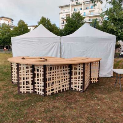 Grand bar en bois et tente pour évènement en stockage mutualisé en Pyas de Loire